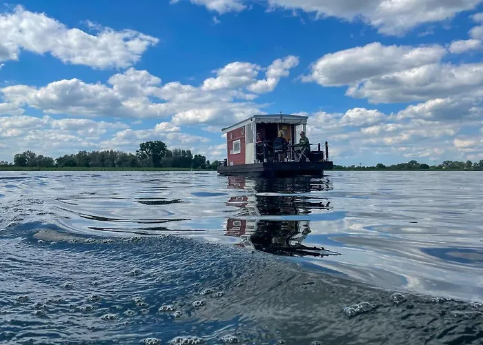 Hausflossvermietung Auf Der Peene Am Kummerower See In Mecklenburg Vorpommern 15 Ps